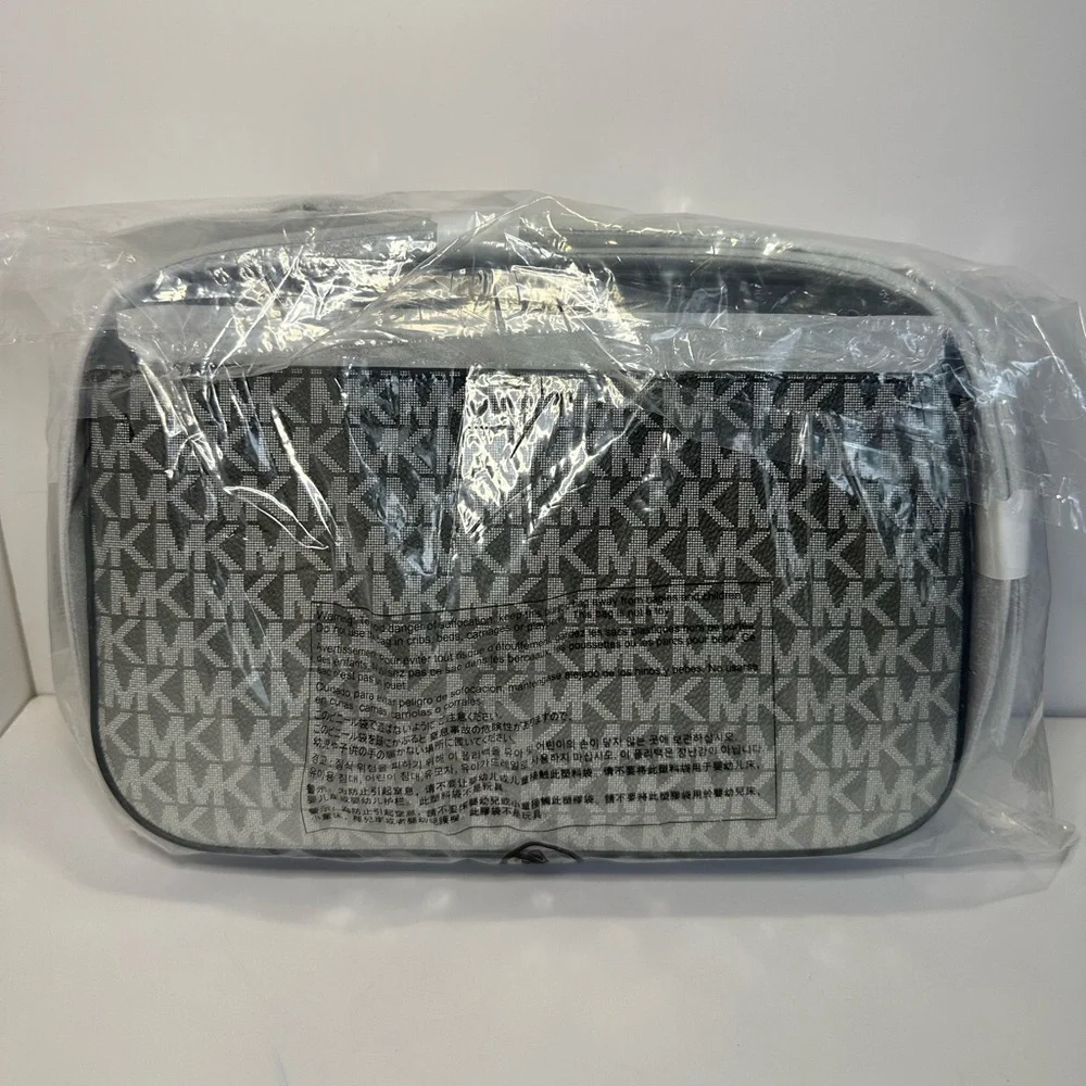 Michael Kors NWT Black and Gray Signature Ombré Jet Set Convertible Crossbody